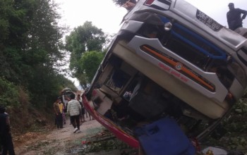 बाजुरा जाँदै गरेको बस डोटीमा दुर्घटना, ३० जना घाइते 